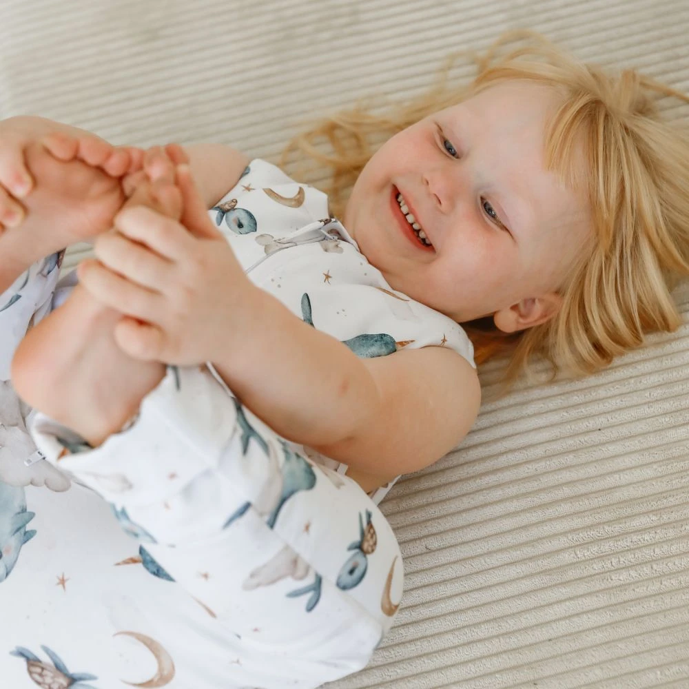 Sleeping-bag-with-legs-2.5-TOG-Whales-White-3-4-years-close-up-Waldin